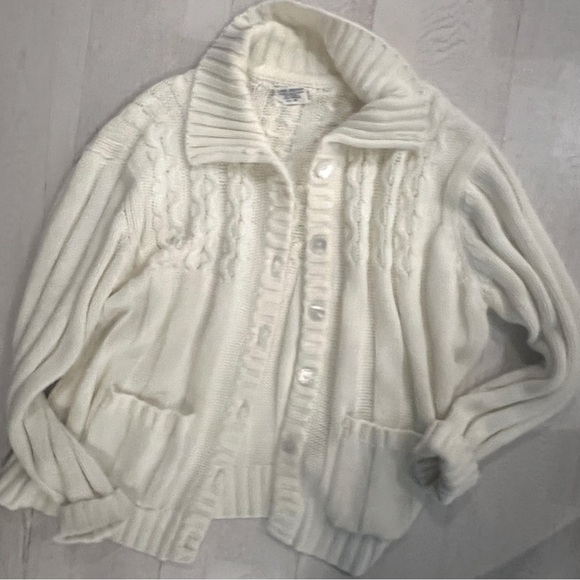 VINTAGE: Cable Knit Pearl Button Down Collared Cardigan - Picture 3 of 8
